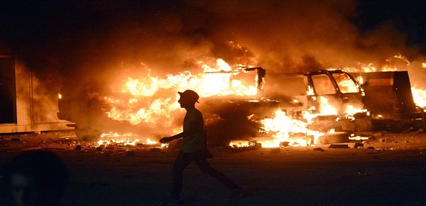 Al-Basrah protests…Enraged protestersburn mediainstitutions whereasthe security servicesprepare to chasereporters