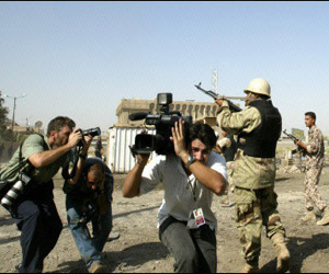 الصحفيون في الانبار بين جنود المارينز والمجموعات المسلحة
