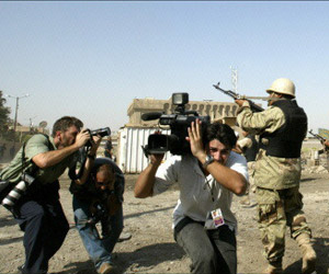 شرطة الانبار تحطم كامرا مصور وتعتدي على الصحفيين