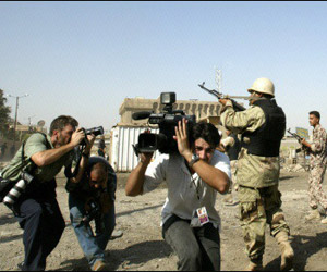 قوات الجيش العراقي تضرب صحفيين بشدة و تصادر معداتهم
