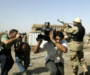 فريق تلفزوني يتعرض لإطلاق نار من قبل قوات الجيش في الموصل