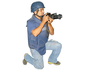 جندي  ينكل بمصور صحفي غرب بغداد