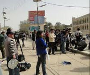 عناصر في الشرطة يعتدون على فريق صحفي في بغداد.