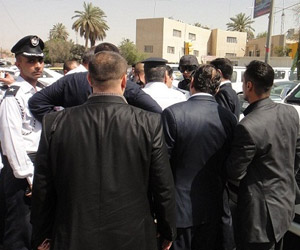 حماية وزير البيئة يعتدون على صحفيين وسط بغداد
